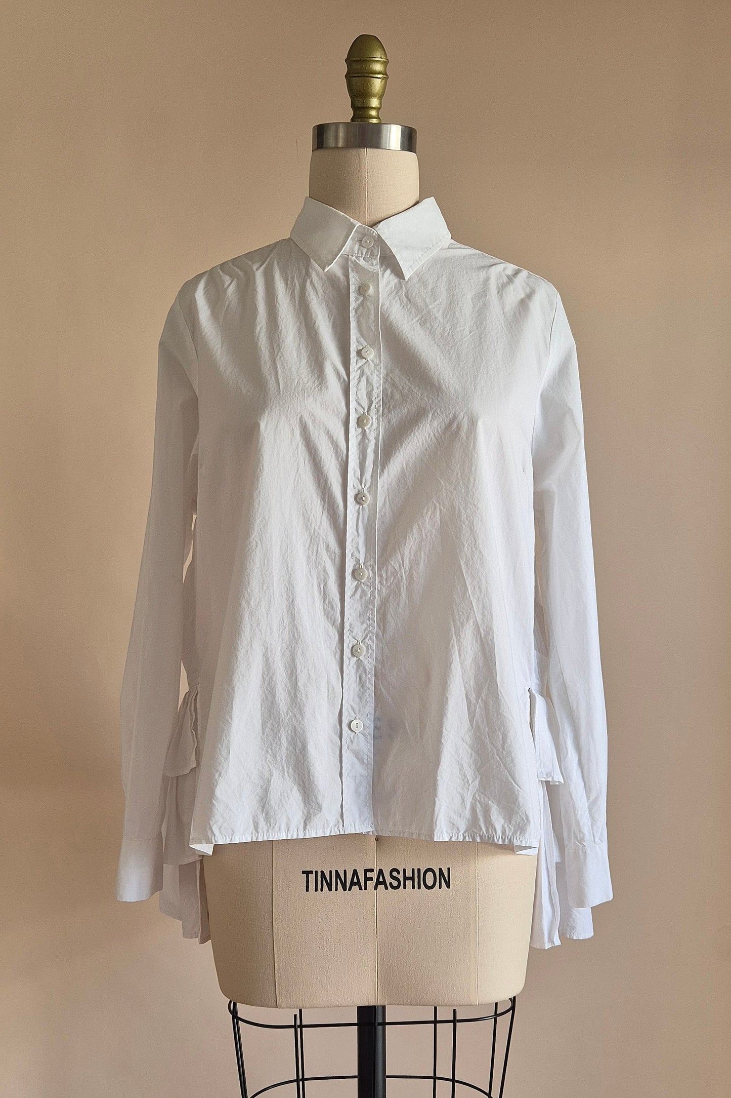 MA. Dainty ruffled shirt Size M/L