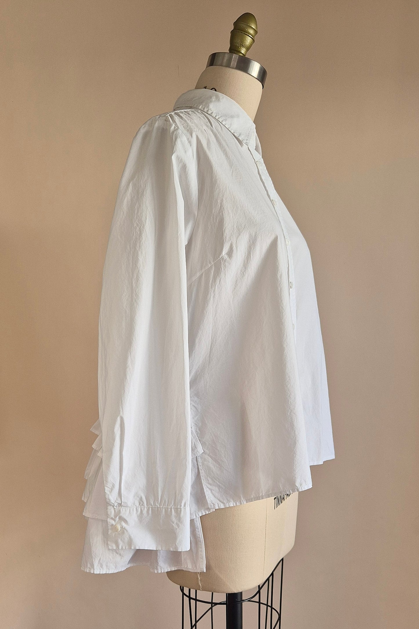 MA. Dainty ruffled shirt Size M/L