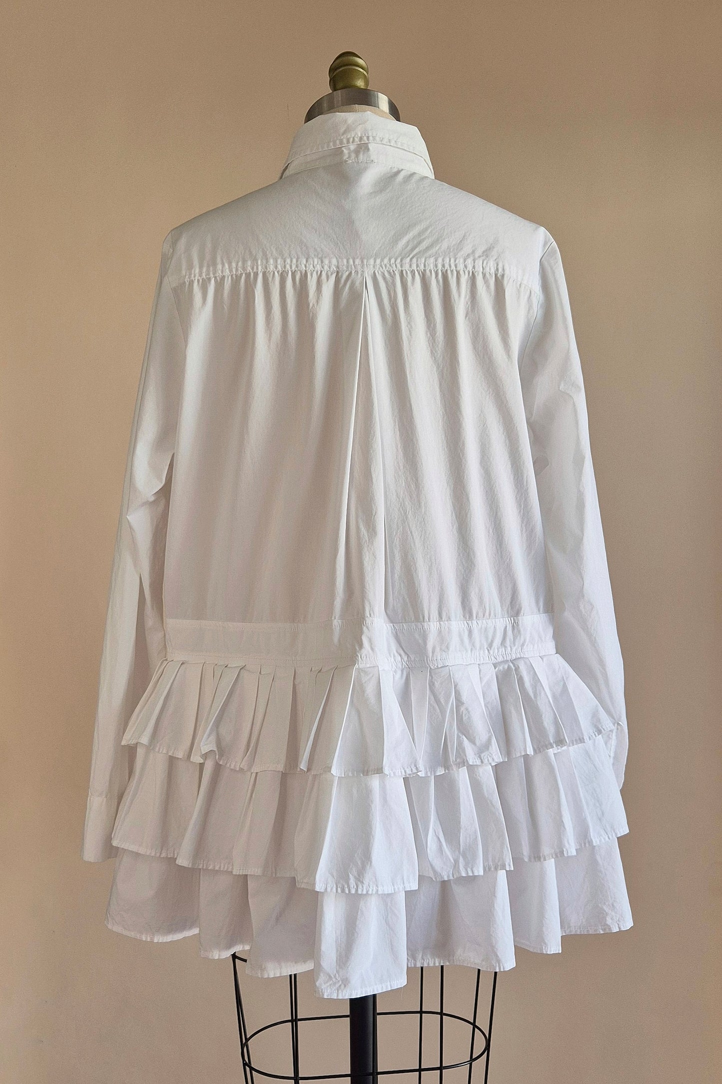 MA. Dainty ruffled shirt Size M/L