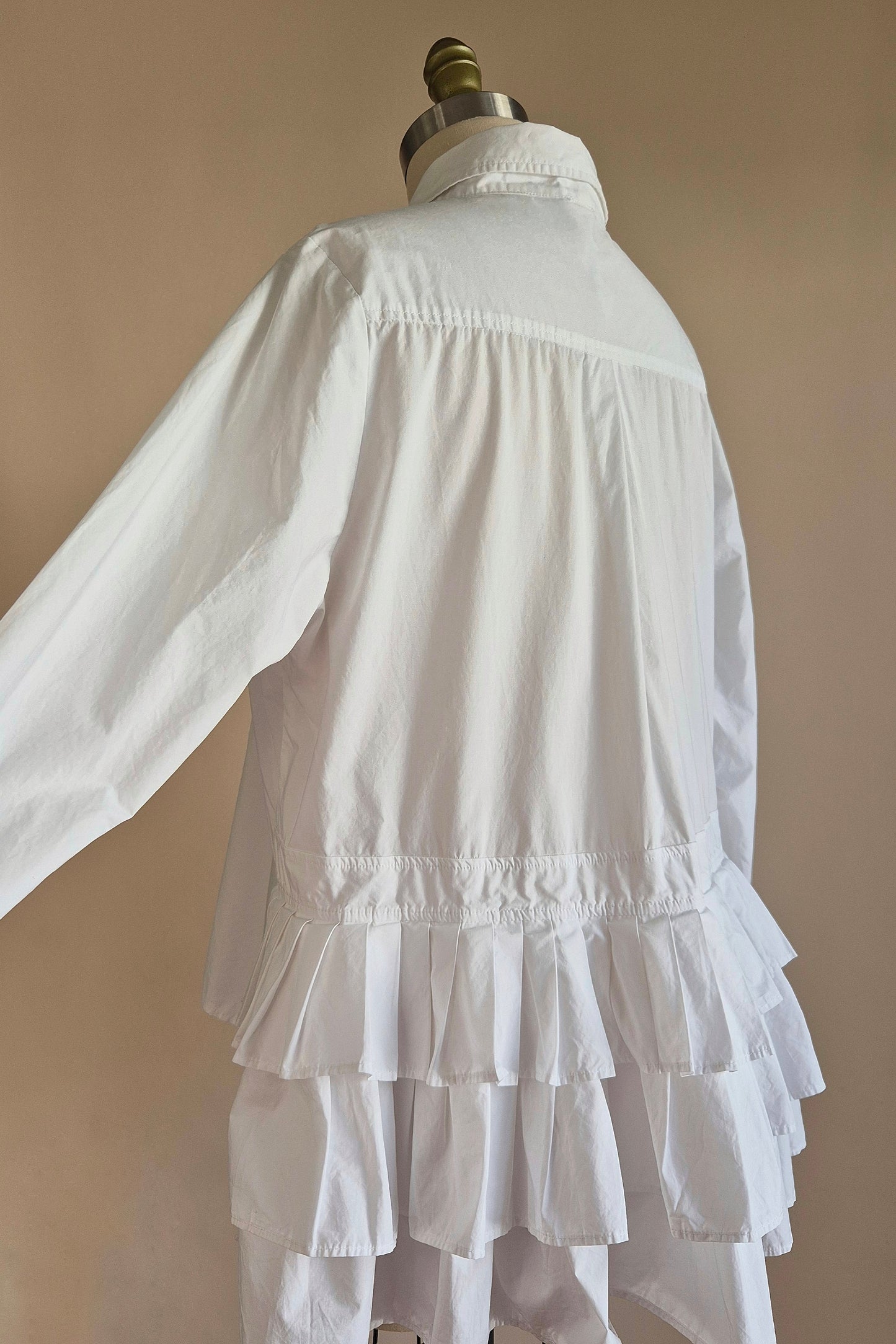 MA. Dainty ruffled shirt Size M/L