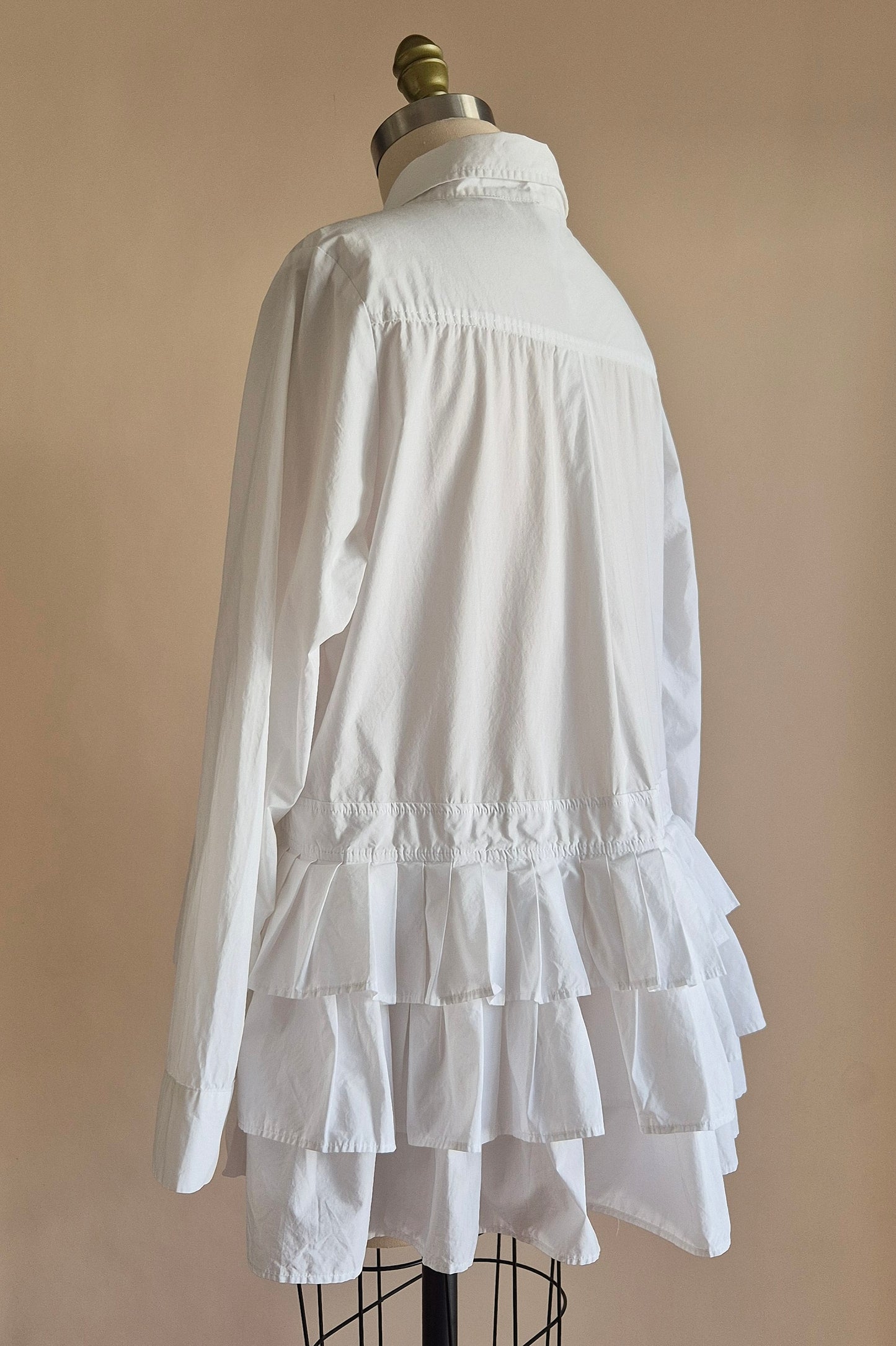 MA. Dainty ruffled shirt Size M/L