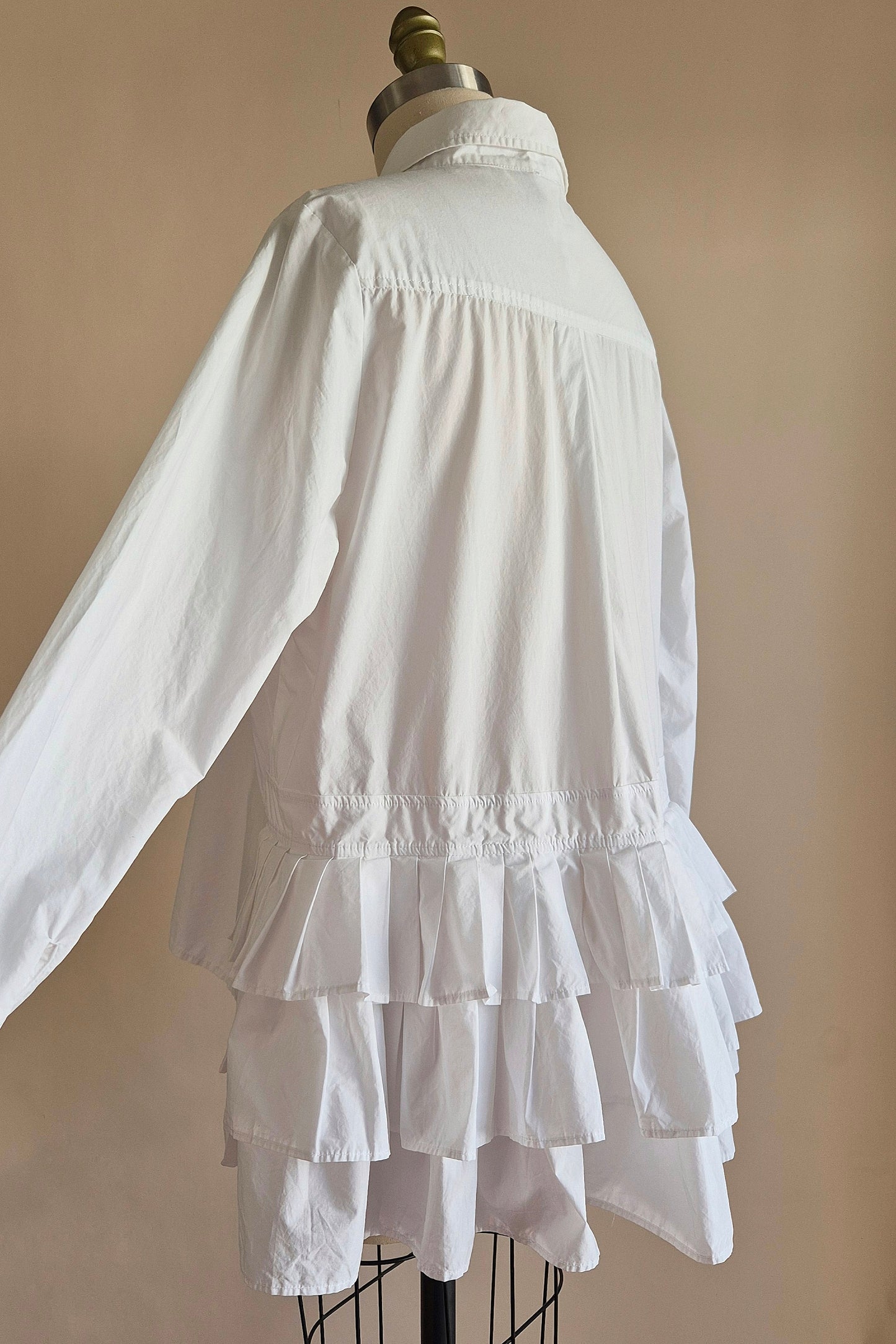 MA. Dainty ruffled shirt Size M/L