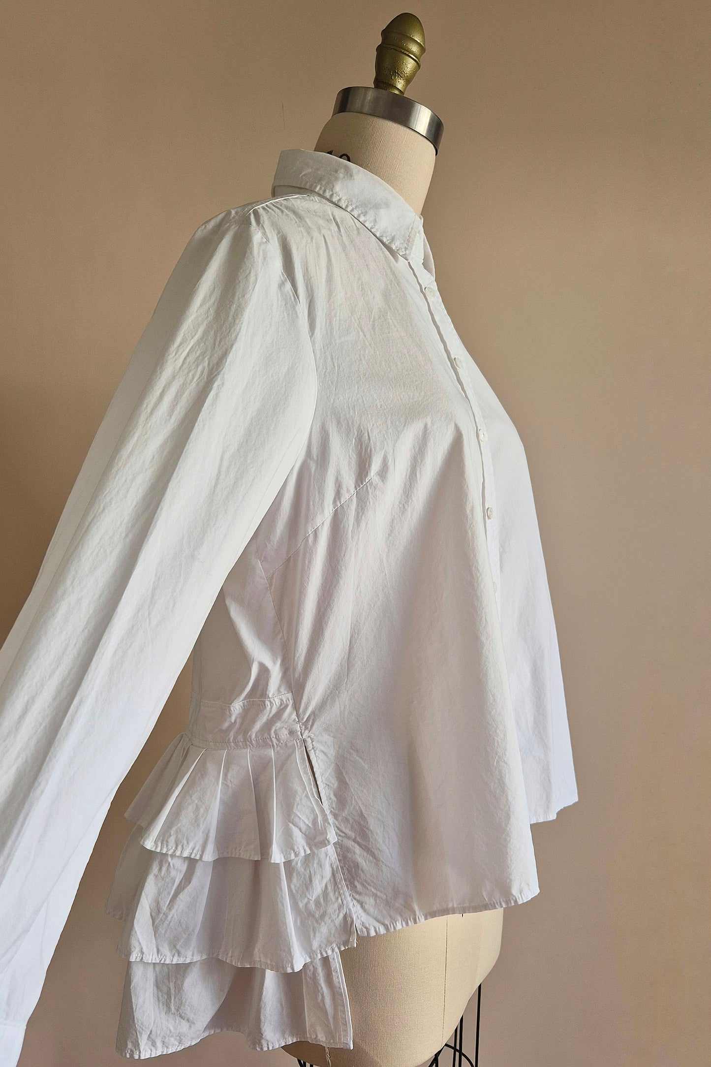 MA. Dainty ruffled shirt Size M/L